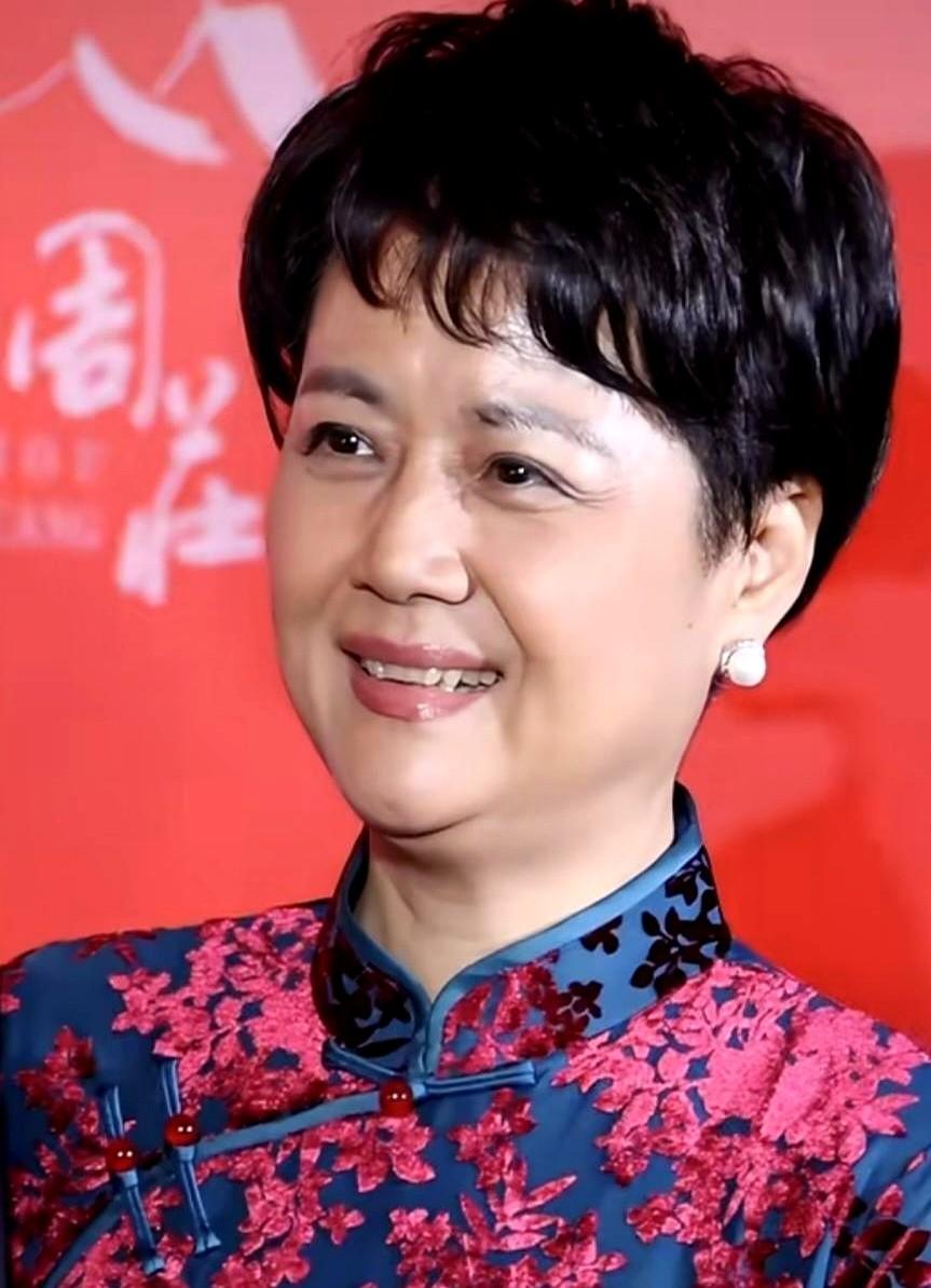 当一个快60岁的女演员，脸上带着皱纹被人夸奖，这事本身就有点不对劲。

茹萍的近