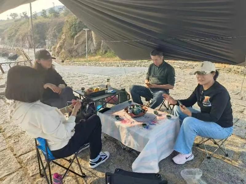 三五好友露营青岛西海岸，面朝大海，吹着海风，呼吸着新鲜空气，听着浪花的声音，吃着