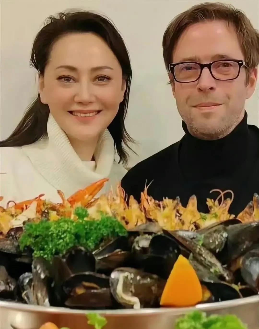 宋佳感情经历了那么多，嫁大21岁的京剧演员，喜得千金，却又因丈夫感染重疾而离开，