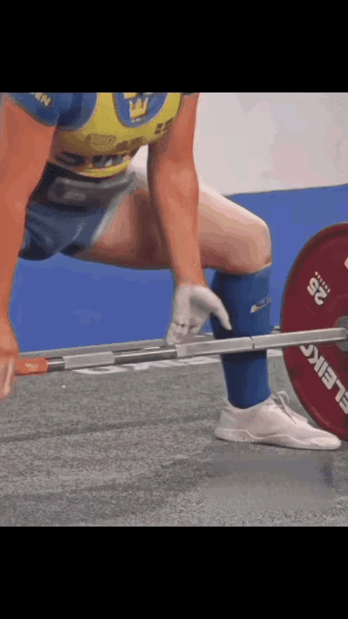 真是拼了！虽然身体出现意外，仍然奋力抓举，体育精神坚贞不渝，令人钦佩，为你点赞！