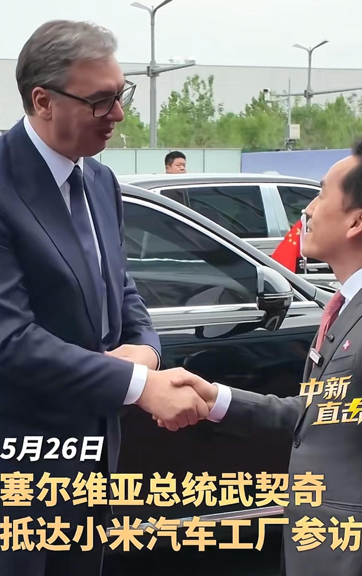 武契奇去小米工厂这事儿，这两天挺火。

让我纳闷的是，雷军居然没露面，全程都是卢