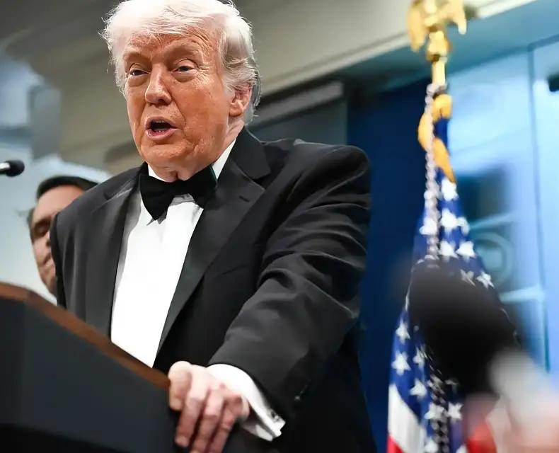 特朗普：“我不喜欢”伊朗提议先停火后谈核

伊朗通过巴基斯坦递来的新方案，分三阶