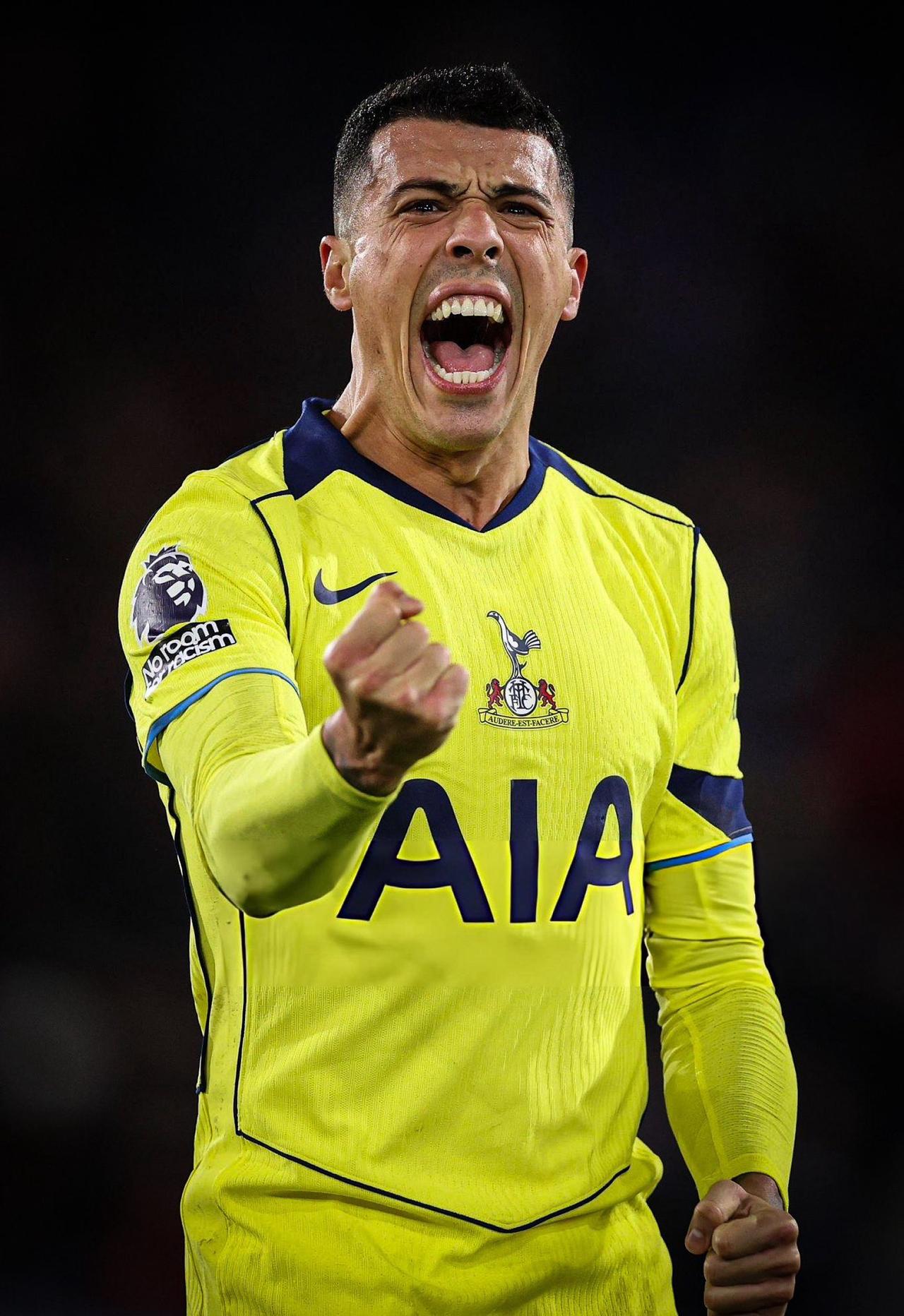 【加油金斯基】波罗鼓励在欧冠出现低级失误的队友金斯基：“我想向他传递支持的信息。