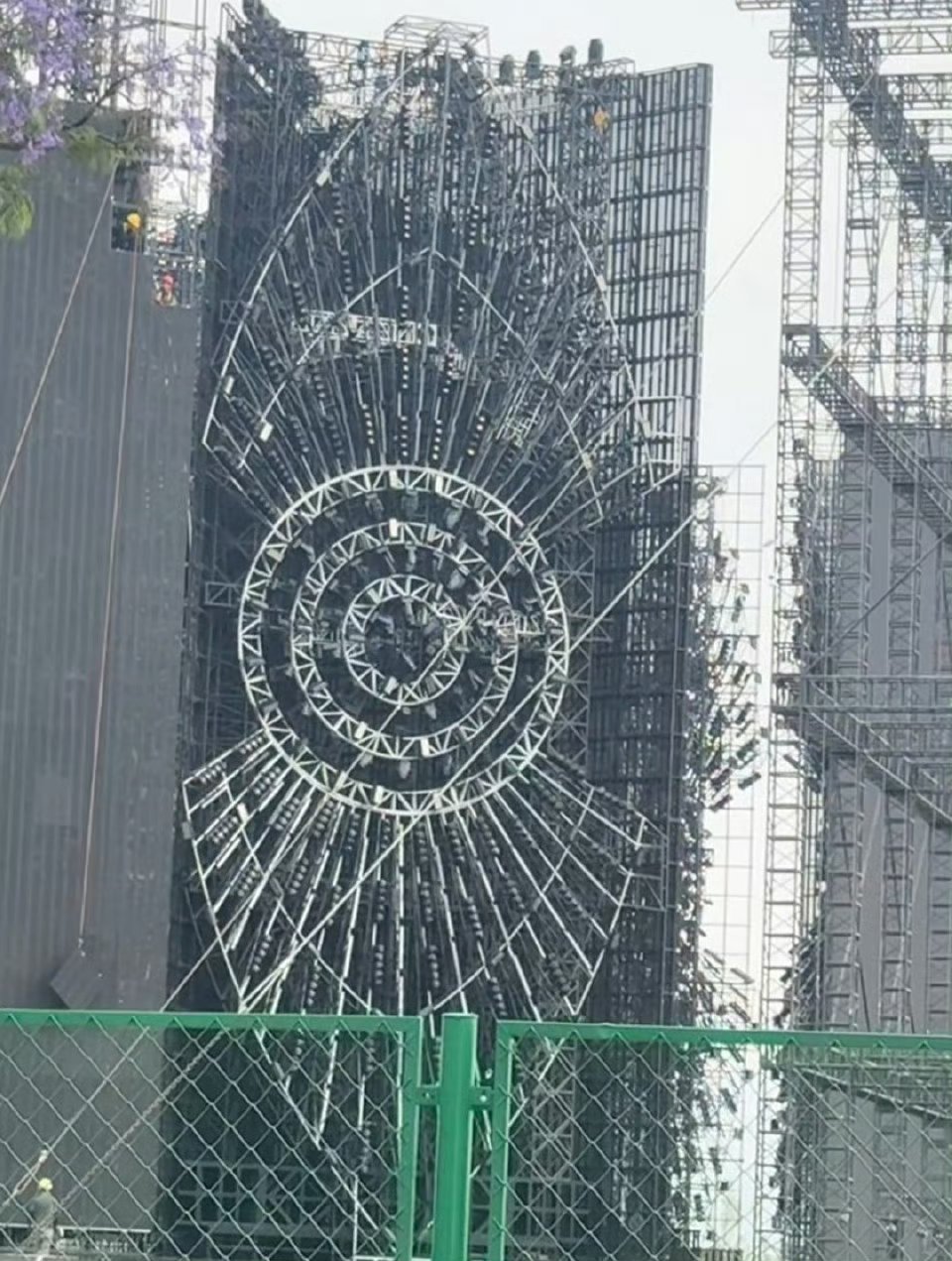 五问华晨宇演唱会因不可抗力延期还要洗地呢，看看这个眼睛是什么？还好国家叫停了。损