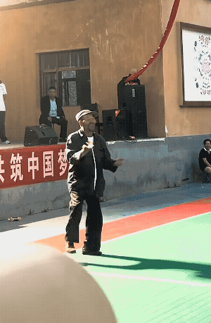 突然发现，我们开始不再嘲笑那些看着疯疯癫癫的人和事了，甚至还有点羡慕他们。
大爷