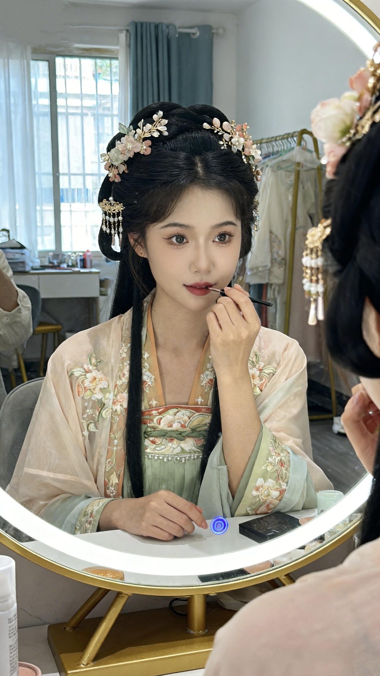 《镜前簪花，妆点春词》
 
菱花镜开，半面春藏
镜中人拈一支唇釉
把江南的艳，点