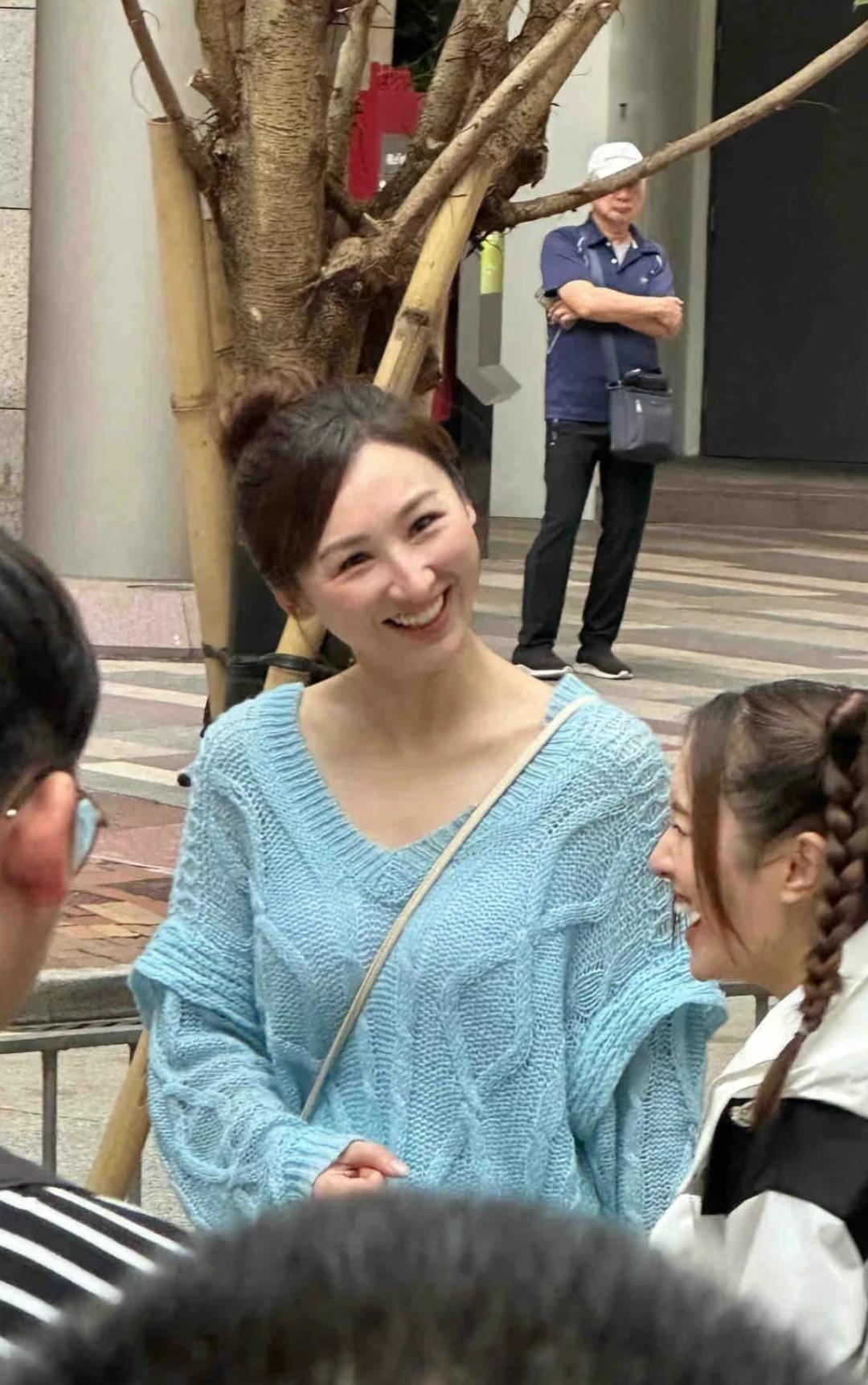 香港铜锣湾偶遇高海宁拍戏
本人好漂亮啊
高高瘦瘦的
在香港娱乐圈她虽然不是一眼惊
