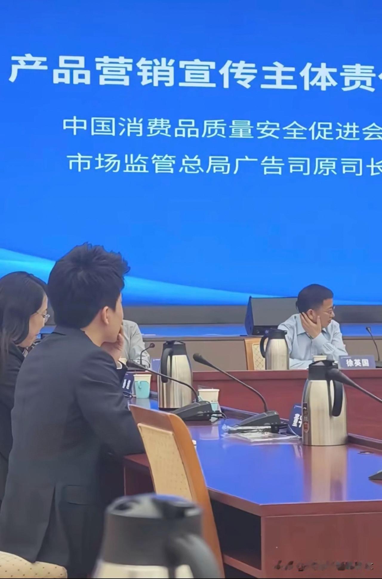 董宇辉又出现在了官方场合里。前两天在陕西网络文明倡导视频中，今天他又坐在了“中国