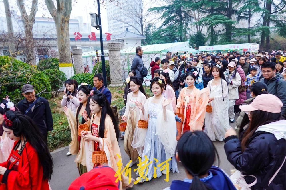 2026济南花朝荟启幕，“花仙子”开启汉服沉浸式赏花游！3月14日上午10点，“