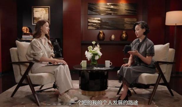事实证明，多读书还是有必要的。
 
章泽天访谈何超琼，她一直在假笑，何的回答她也