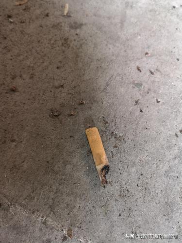 建设单位说，现场严禁吸烟，监理单位应严格管理。如现场发现有烟头，对监理单位实施处