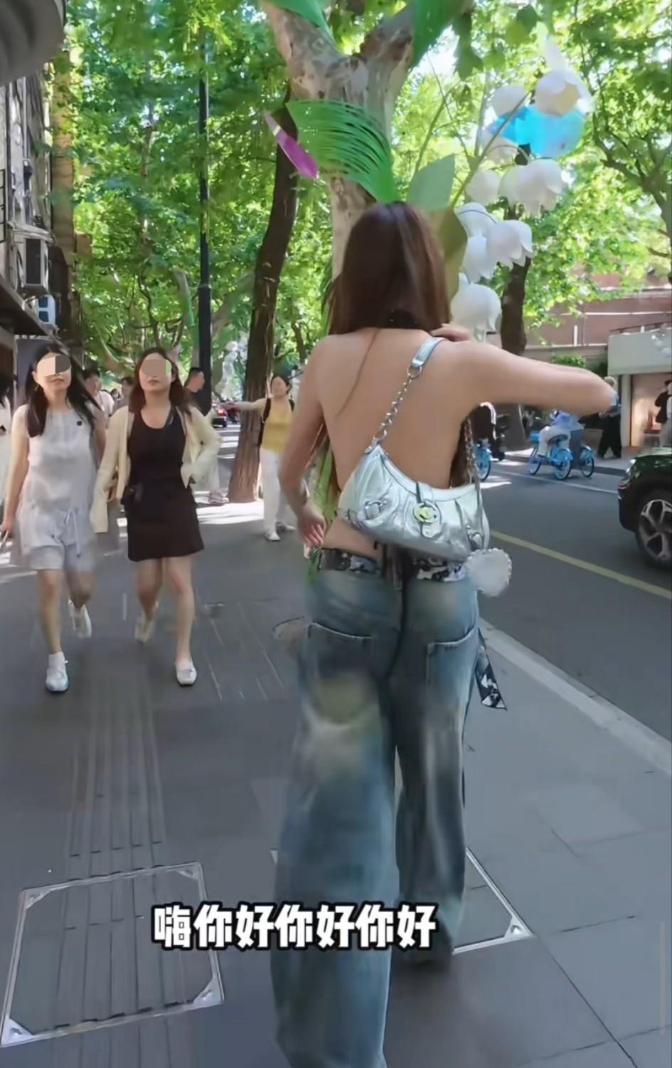 虽说穿衣自由，但一个大姑娘穿成这样行走在大街上不合适吧？

如果是在舞台上，或者