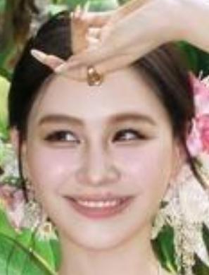 5月4日，金靖晒出多张美图，并配文“靖然有点美”。照片中的她身材纤细，展现出了迷
