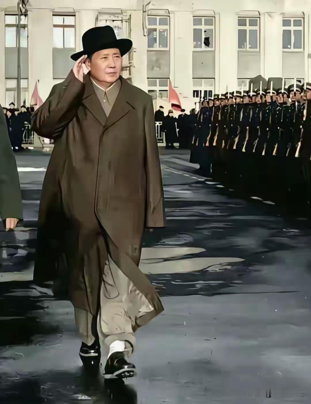 这张照片是我见过主席最威武、最霸气的一张照片。龙挺虎步、自带威严，一副神圣不可侵