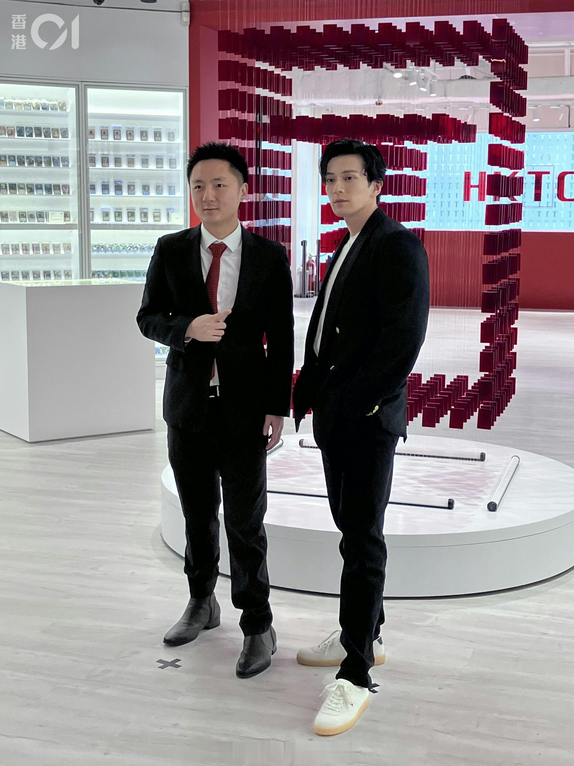 “索隆”扮演者新田真剑佑真人亮相颜值超高！短暂到访香港出席HKTCG开业活动钟培