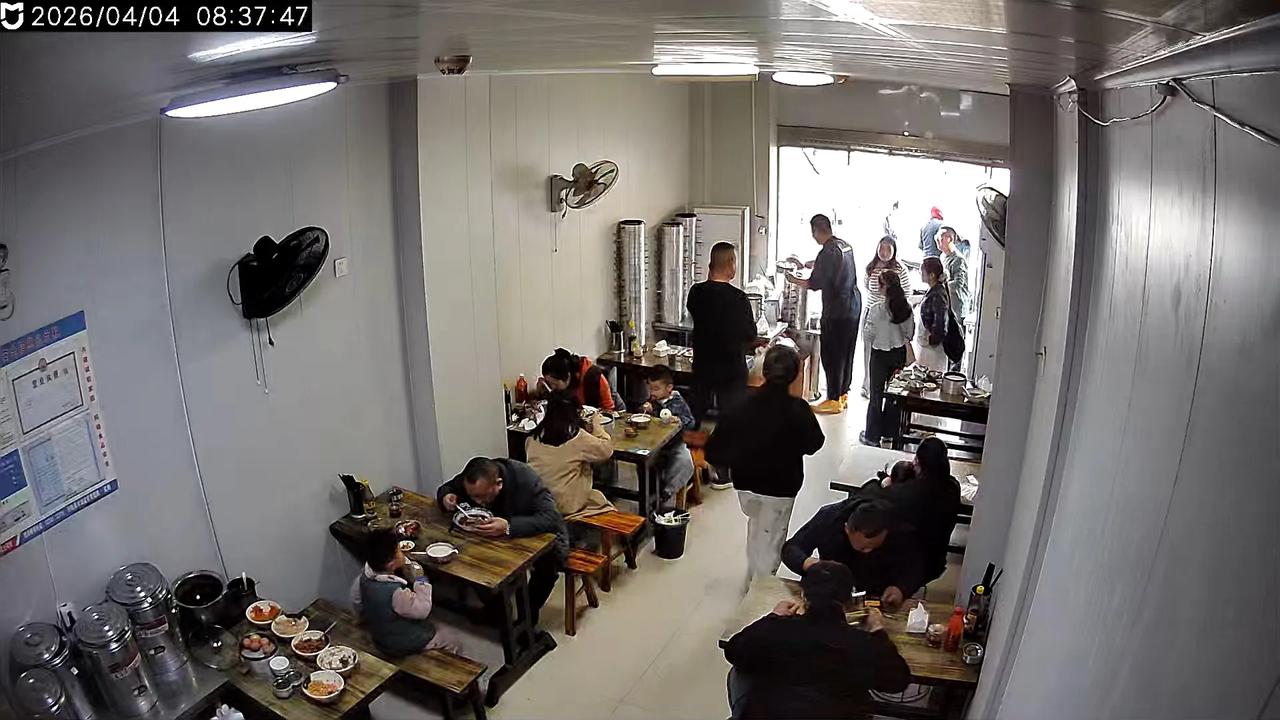 今天早餐生意我和梅子两个人忙了2300左右。哦！还有一个小帮手，就是甜甜，可不能