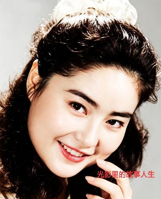 著名影视演员，1963年生，辽宁大连人，出身在普通工薪家庭，祖母是白俄人（十月革