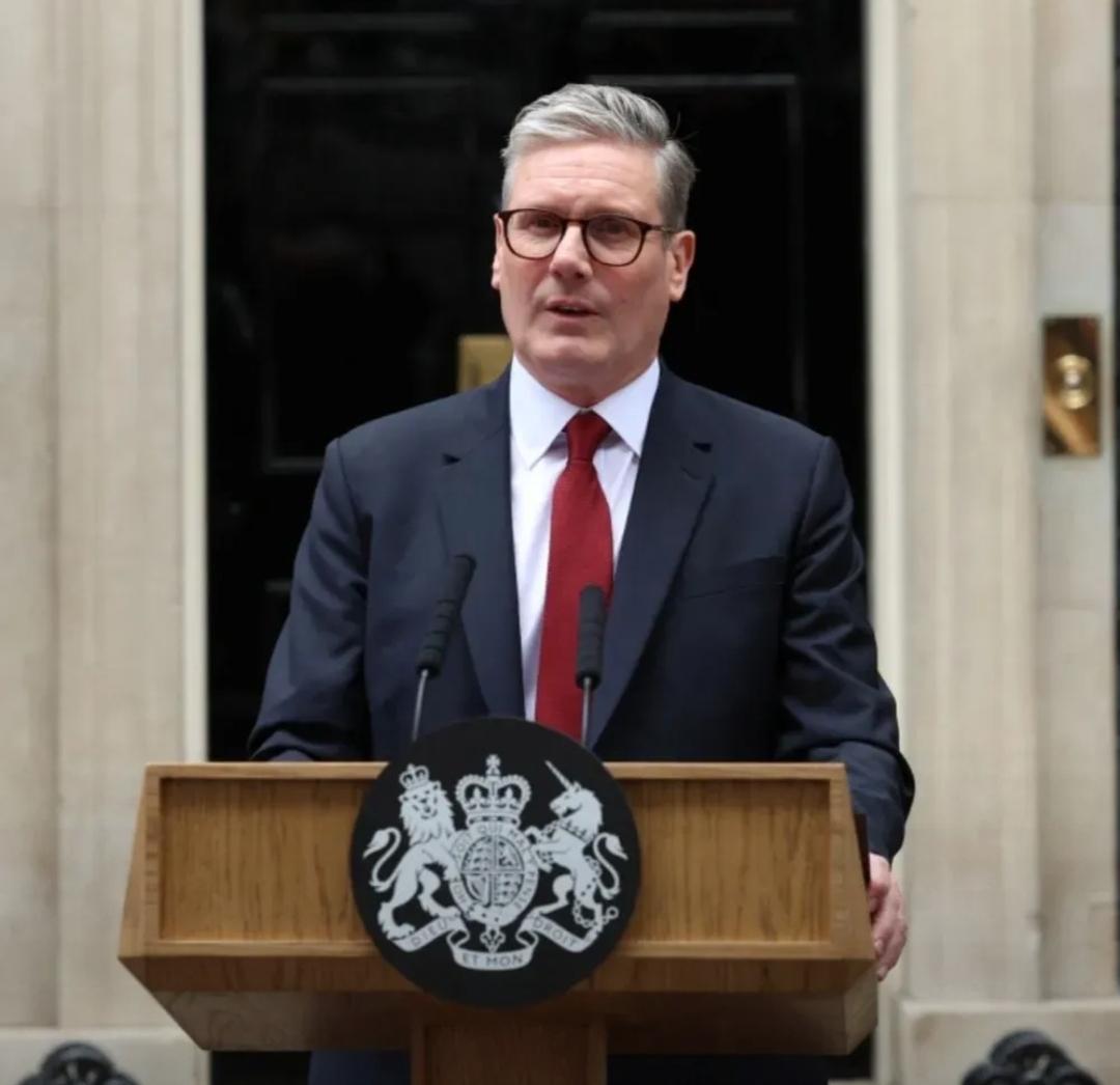 2025年12月，斯塔默在全球镜头前毫不掩饰地将“东方大国”与美、欧并列为世界三