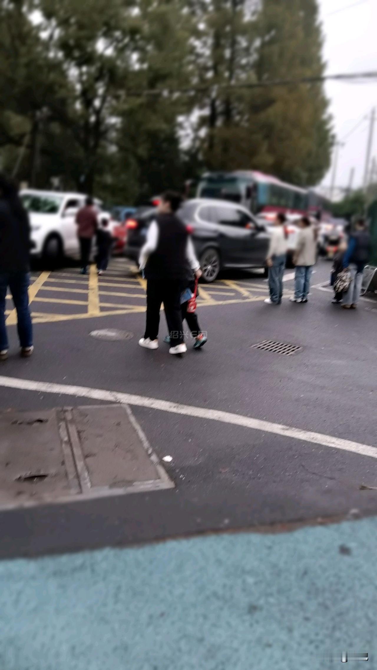 “这车还是别开了吧！”

早上开车送孩子上学，看孩子进学校后，我正准备调头离去，