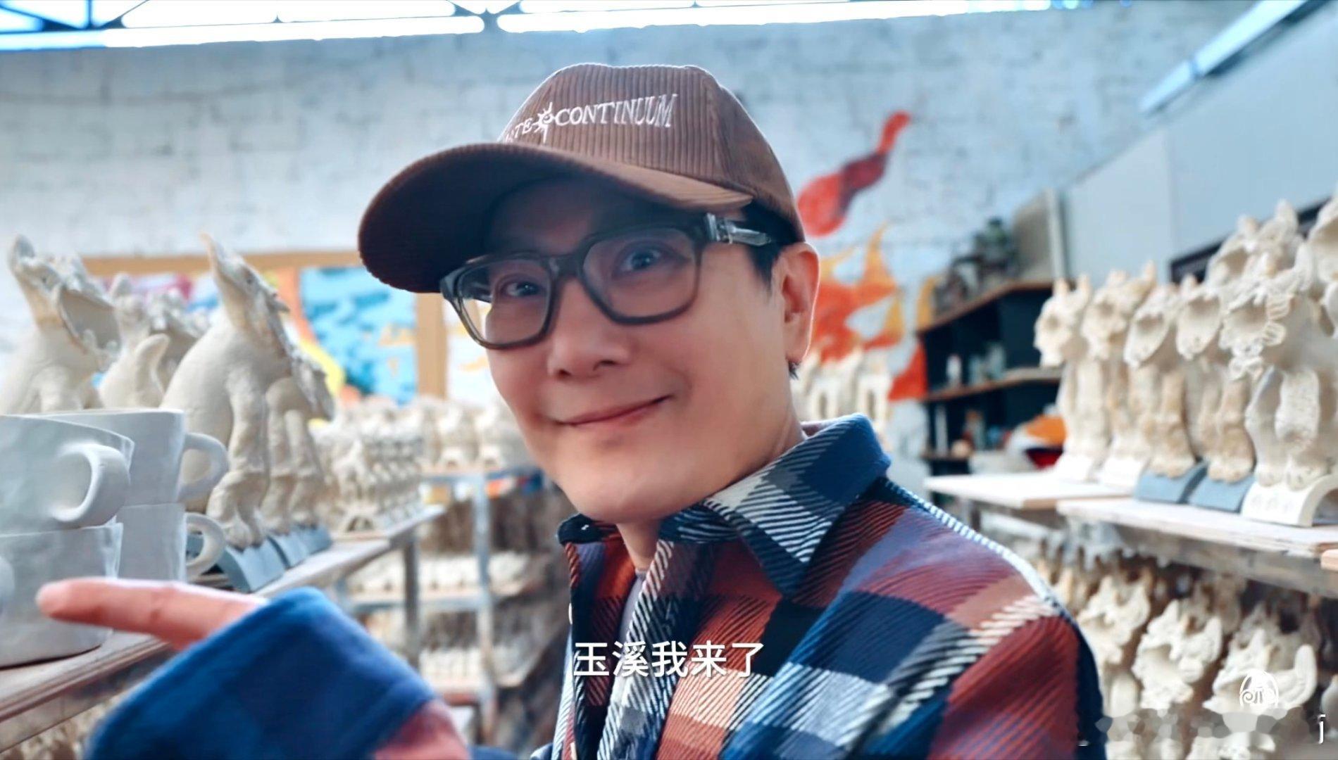 张信哲玩泥巴是认真的  张信哲于玉溪展现玩泥巴的认真，天赋在作品中闪耀。音乐是梦
