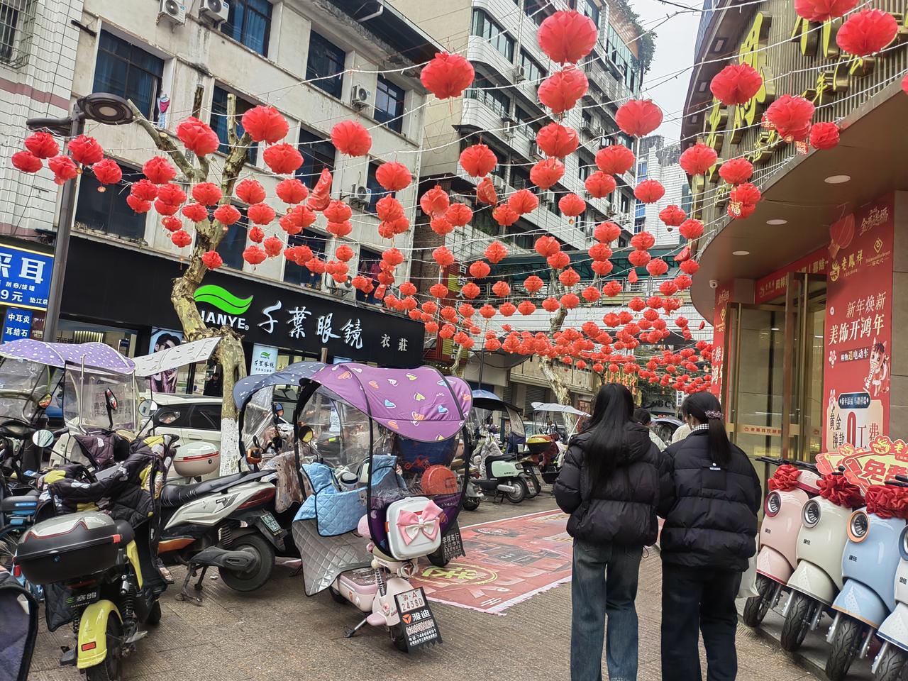 这是垫江县城老百货大楼楼下商店挂的小红灯笼。
       那条街是县城的中心地