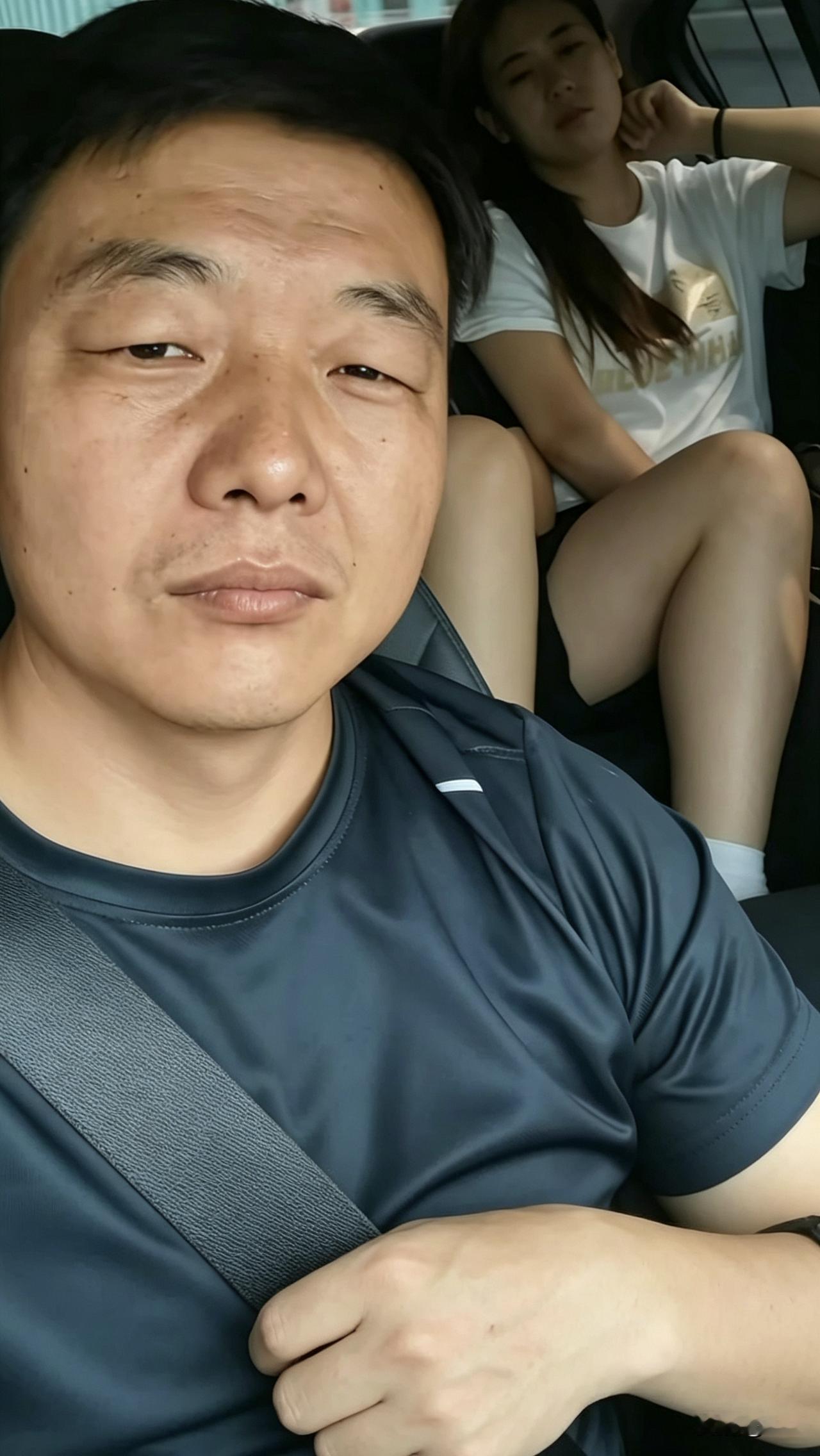 小丽一家四口开启了自驾去西安游玩的旅程。看来小丽是受了小姑子小陈一家的影响，思想
