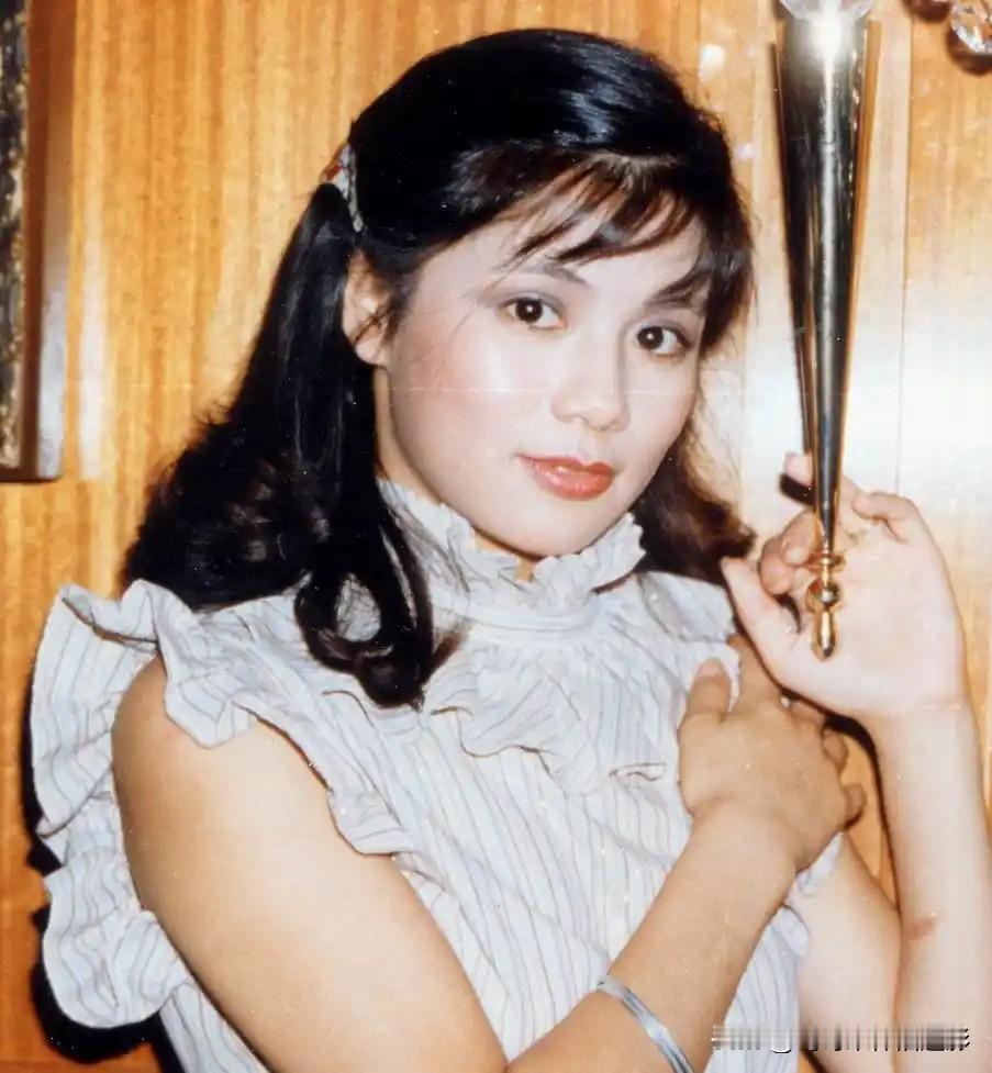 永远的翁美玲📽️
这裙子放现在穿都洋气，她往这儿一坐，那股劲儿就特舒服——不是