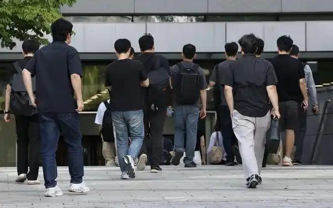 7月1日，韩国首尔。三星电子家电与移动（DX）部门多名员工正申请SK海力士社会招