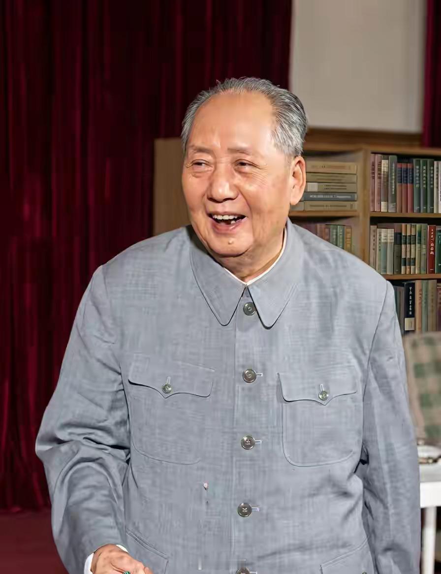 这张高清修复照片拍摄于上世纪70年代，毛主席当时已经80多岁，看到伟人老去的样子