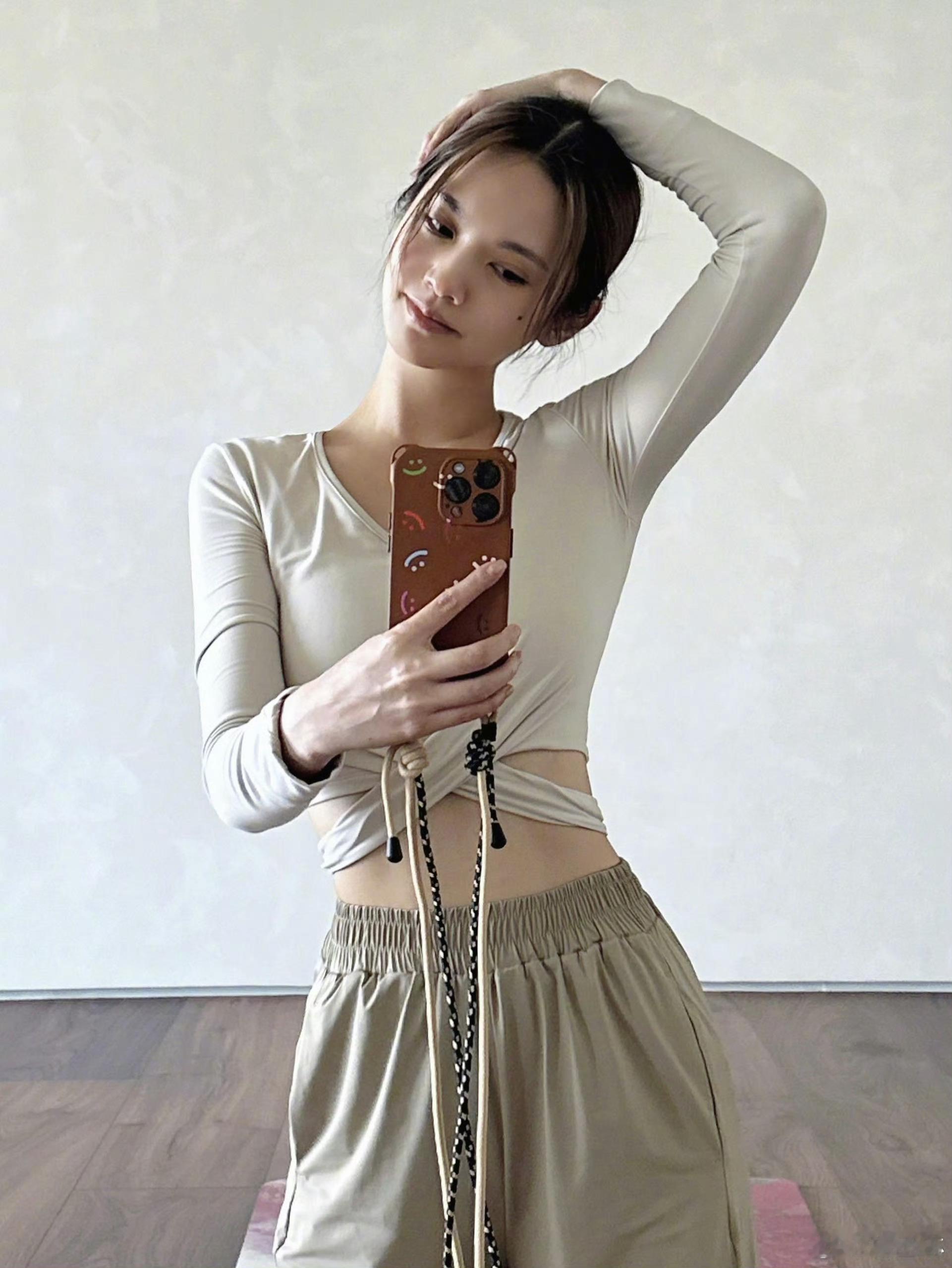 运动少女杨丞琳上线~~好有柔韧性的身体啊[好喜欢] 