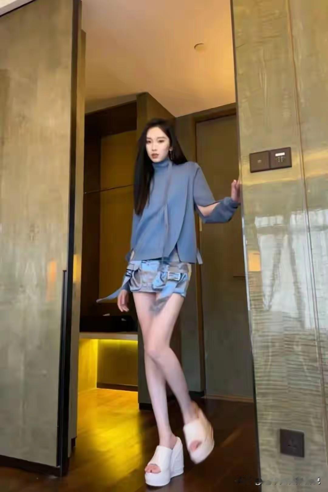 刘令姿这双腿也太绝了吧！又细又直，简直是“逆天长腿”天花板，美到移不开眼！