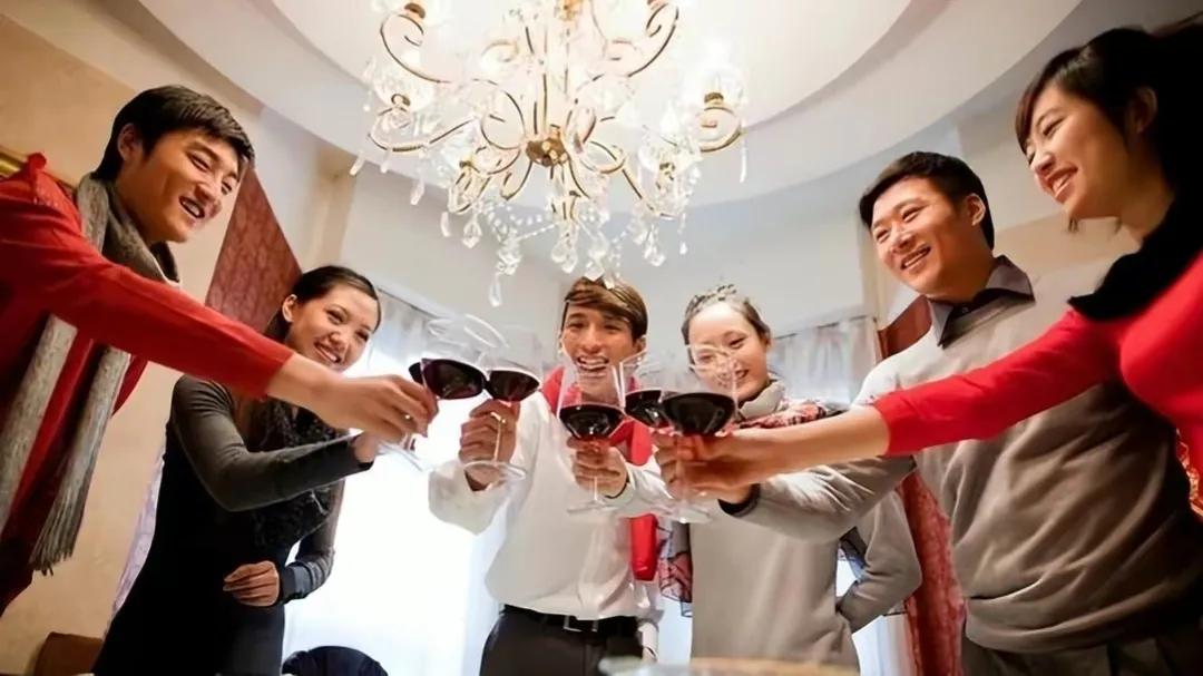 原来，禁酒令的目标并不是酒，而是中国官场繁冗复杂的酒桌文化。自从有了禁酒令，公务
