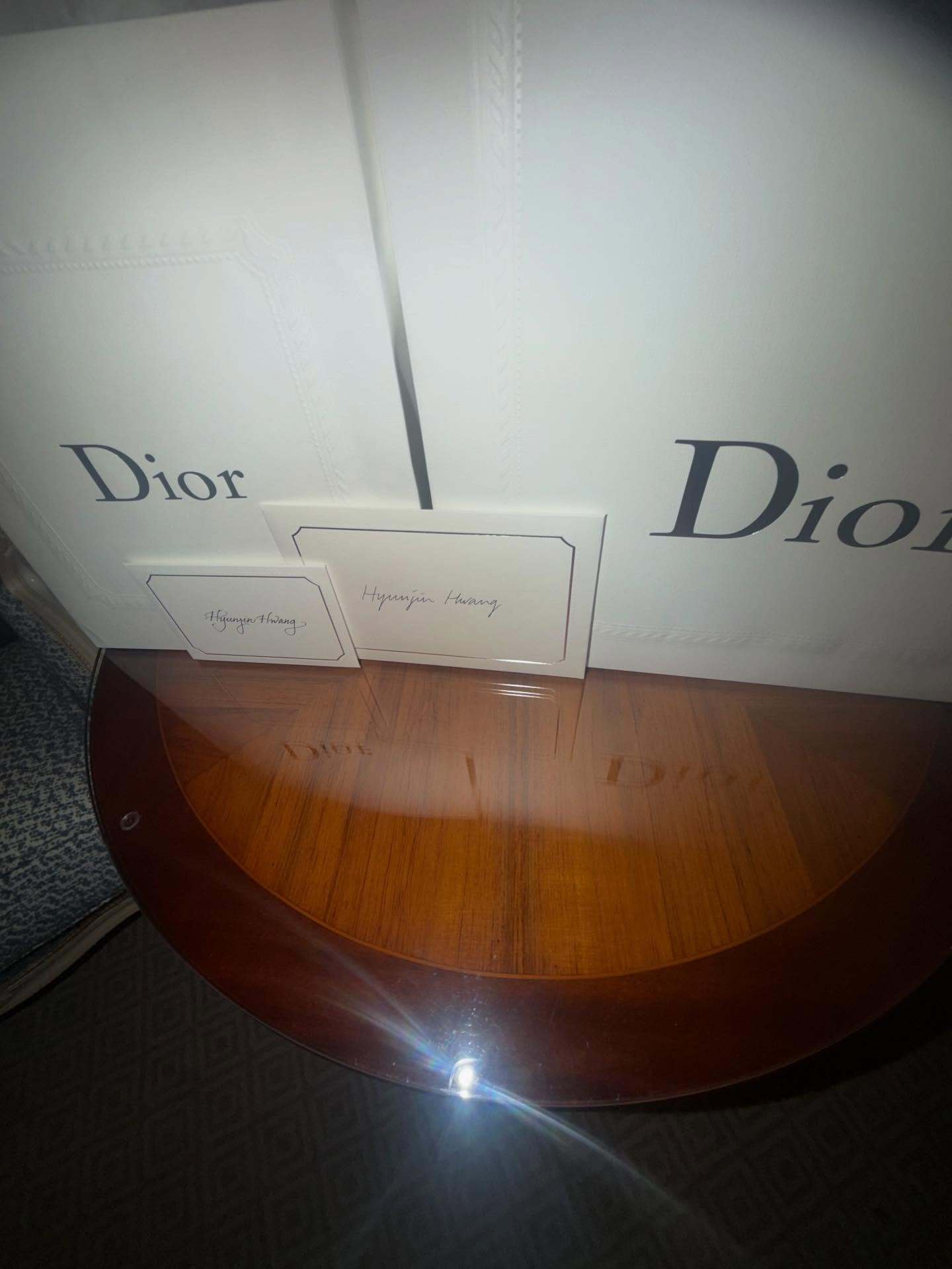 黄铉辰ins晒出Dior大秀邀请函🔖身穿Dior by Jonathan An