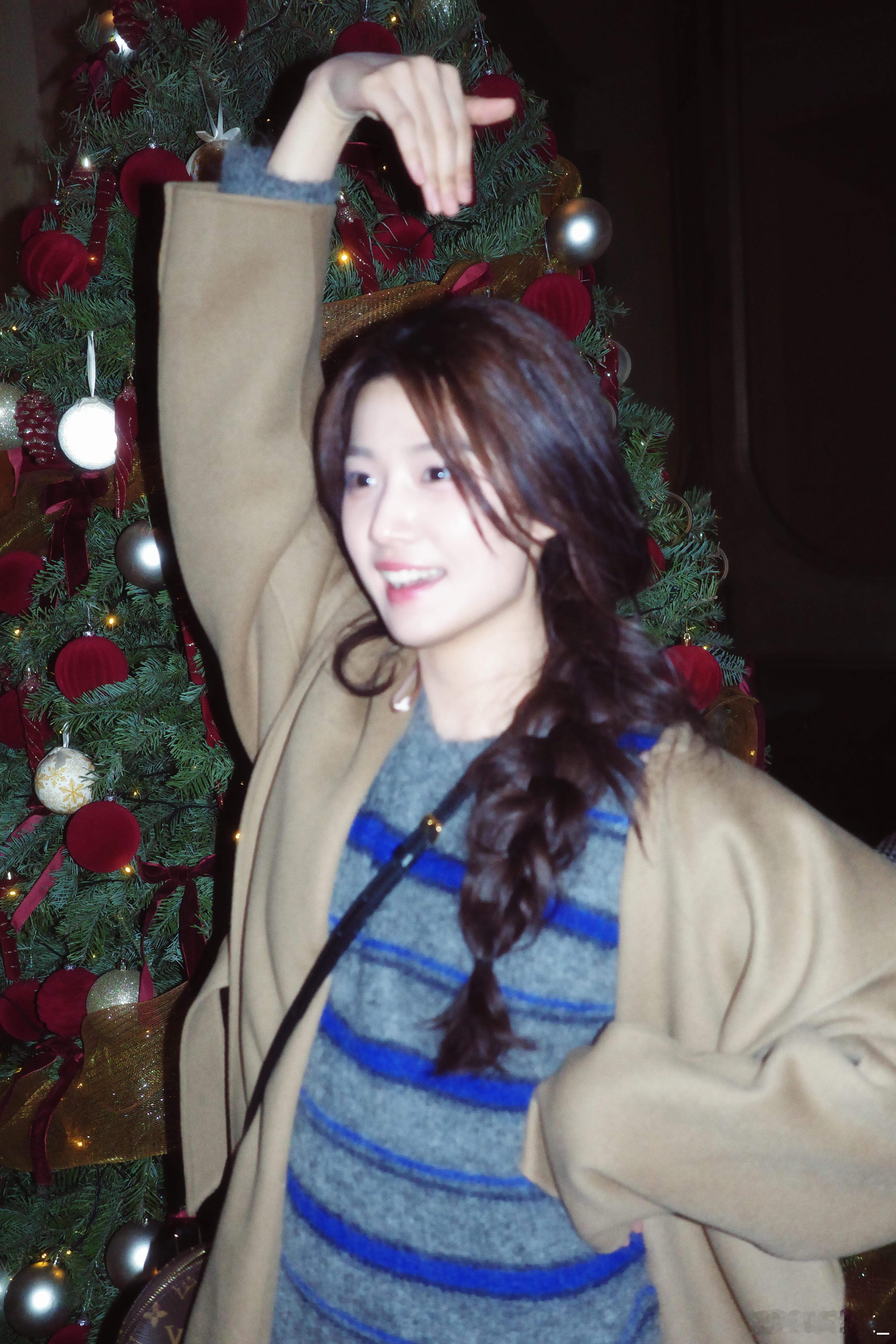 嘻嘻！圣诞树合影姿势🈶！这个噜噜晓也太有生命力啦卢昱晓｜圣诞照片 