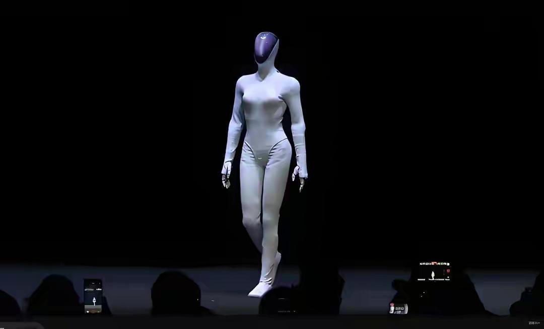 小鹏IRON机器人这波操作，真是把讨论度拉满了。
 
广州AI Day上一亮相，