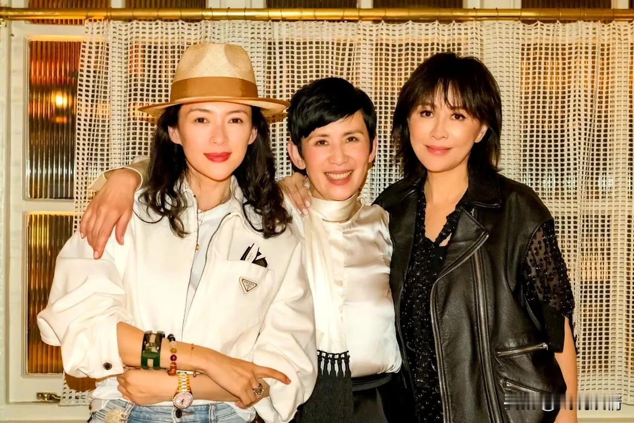 章子怡、刘嘉玲与吴君如聚会！
5月27日，刘嘉玲晒出一张与章子怡、吴君如的合影，