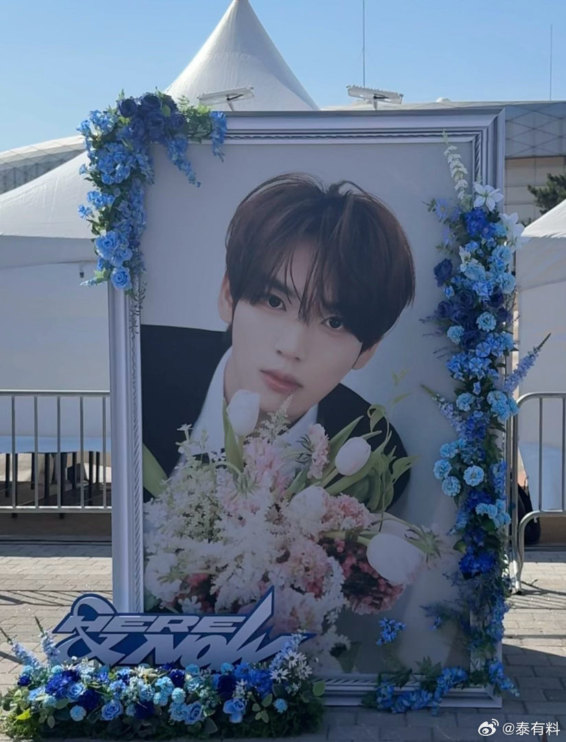 ZB1安可演唱会花墙 ZEROBASEONE今天安可演唱会场馆外布置了大片花墙。