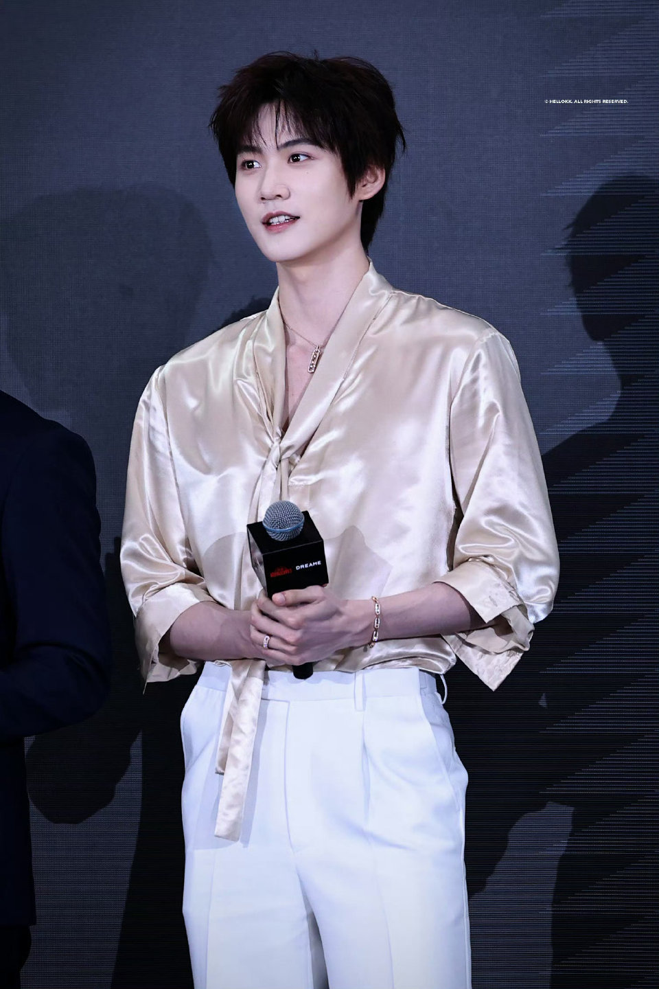 穿着丝绸衬衣朝镜头走来隐隐若现的胸肌。。🥵🥵柯宇男神你随便吧！！周柯宇丝绸衬