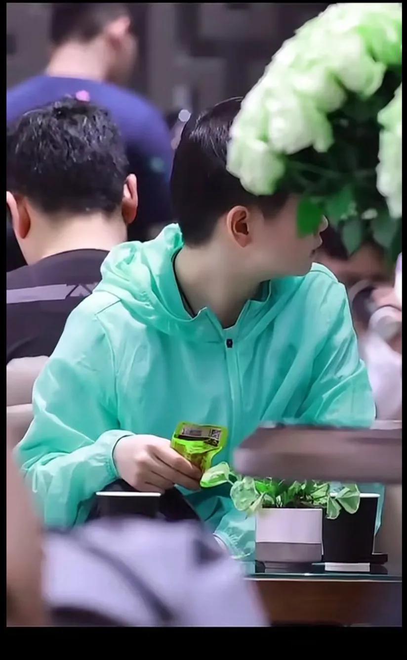 吃点东西，能吃到嘴里，真不容易啊[捂脸]左看右看前看后看，
像偷吃零食的小学生！