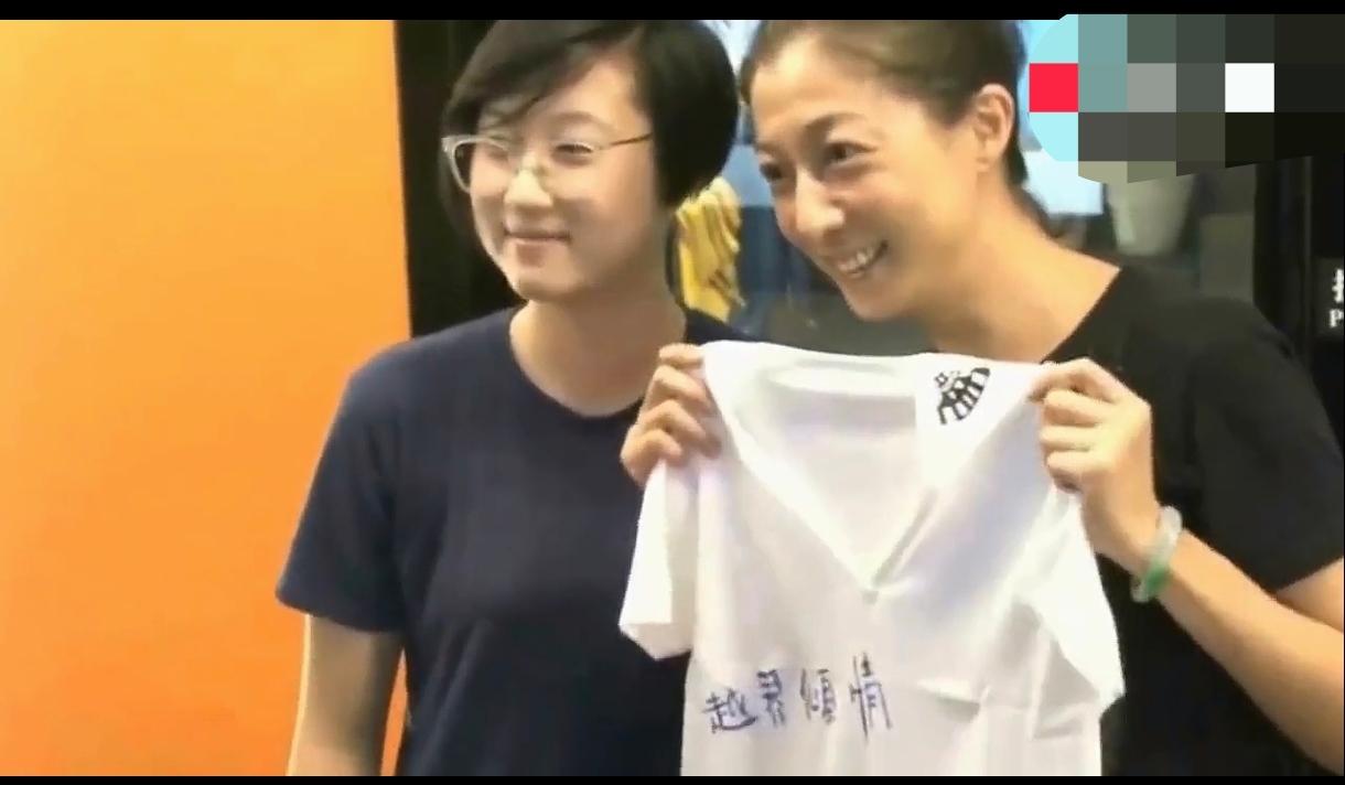 吴卓林是一个顶着父亲是成龙，但是却不认她这个女儿，也没有任何光环的星二代。以前的