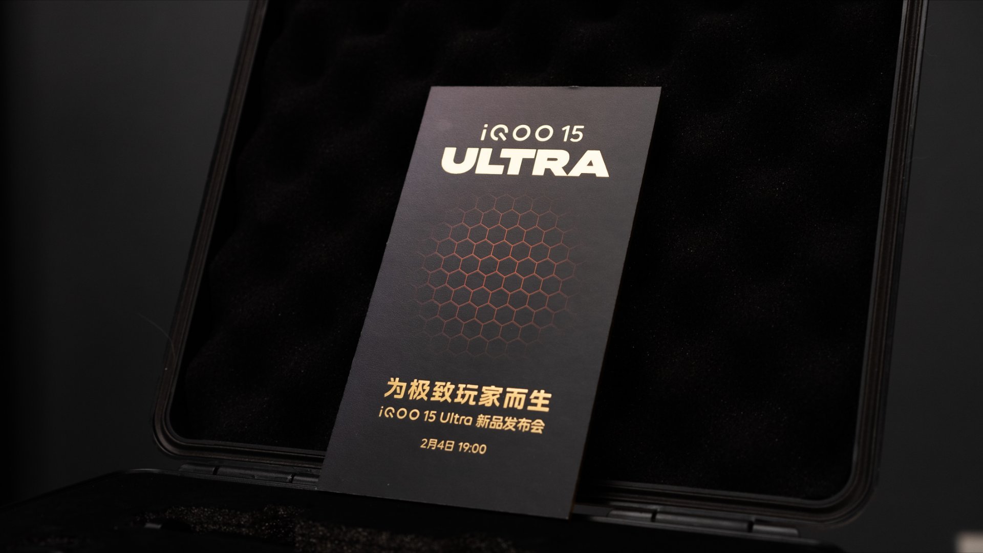 从这份诚意满满的户外直播套装邀请函就能看出，iQOO 15 Ultra 显然是要