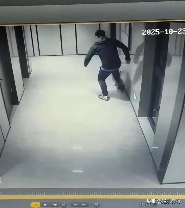 男子嫌小猫太吵闹就把小猫活活打死了。这只猫是一个租户搬家时留在这里的，平时一直很