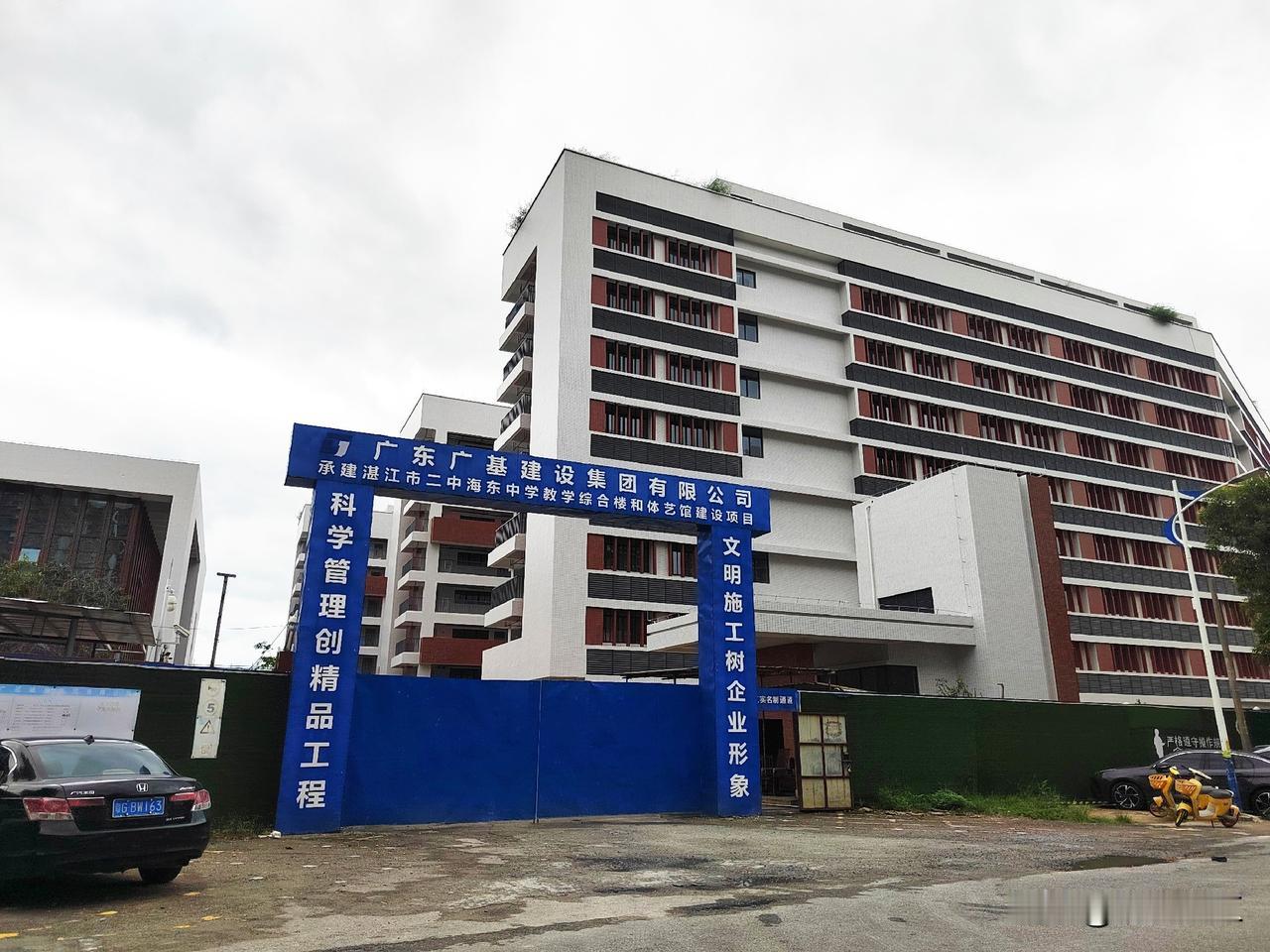 这里原本是南海石油西部公司的职工子弟学校，当地人都称其为“南油三中”，学校设有初