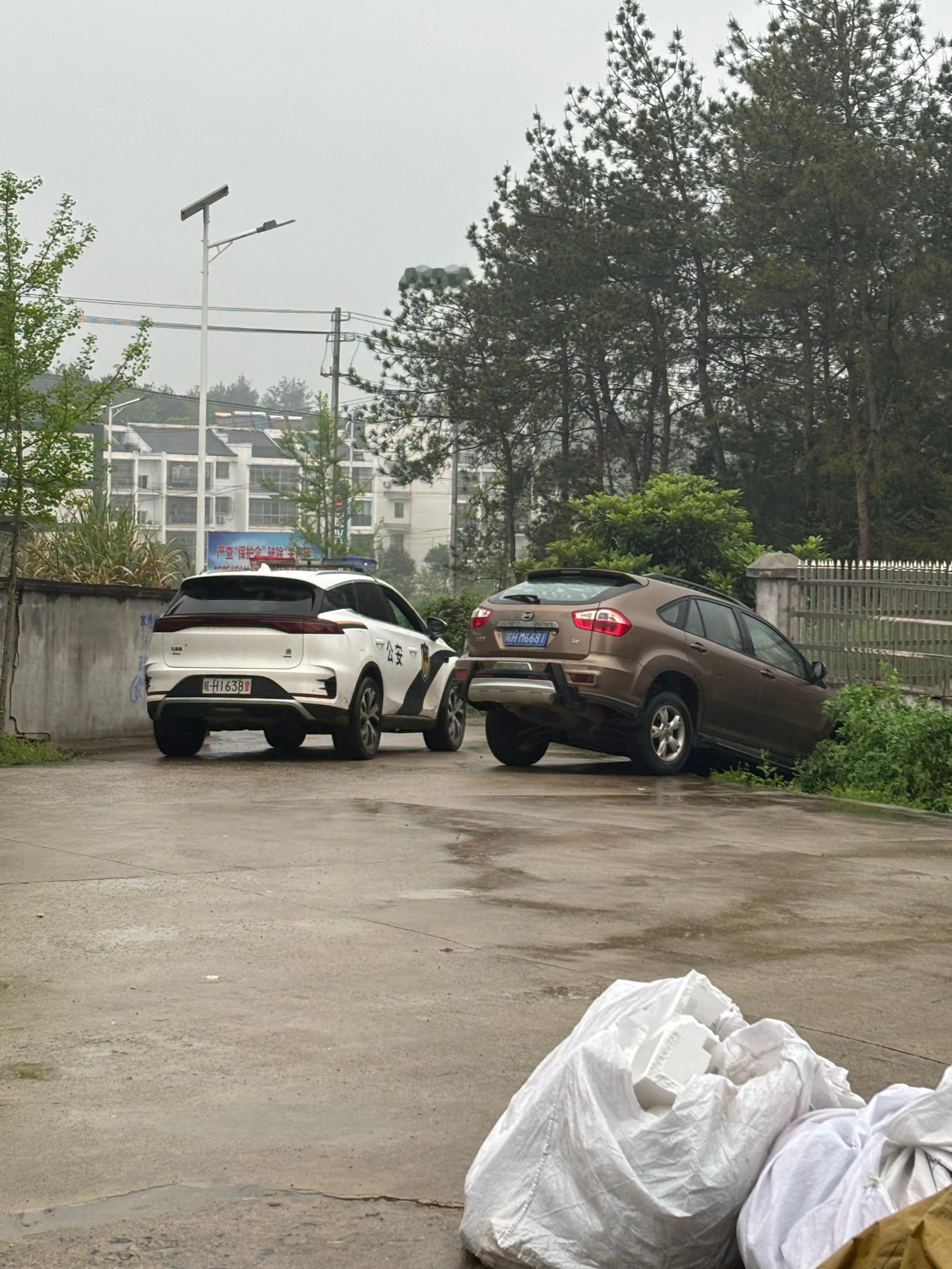 家人们，今天算是给大家表演了一个“什么叫精准入沟”。雨天路滑，大家引以为戒，别学