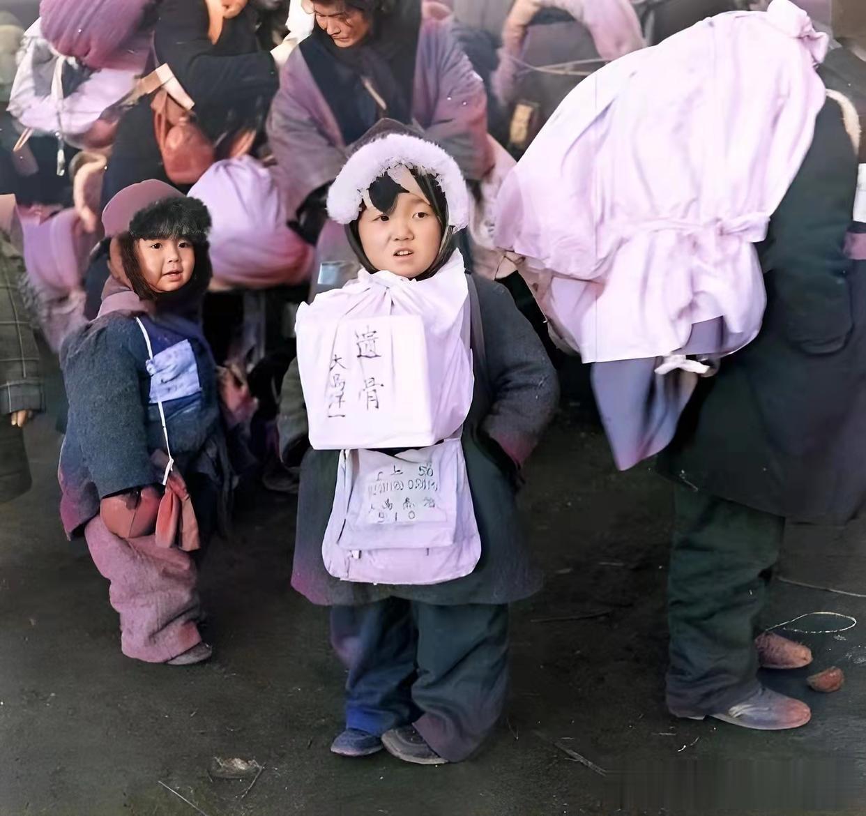 1946年，大连，两个日本小孩挂着骨灰盒，即将遣返回日本，他们都是关东军东北开垦