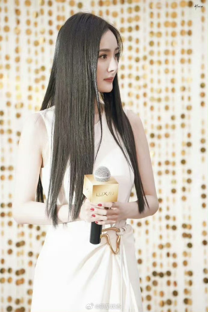 杨幂头发黑长直真好看 ​​​