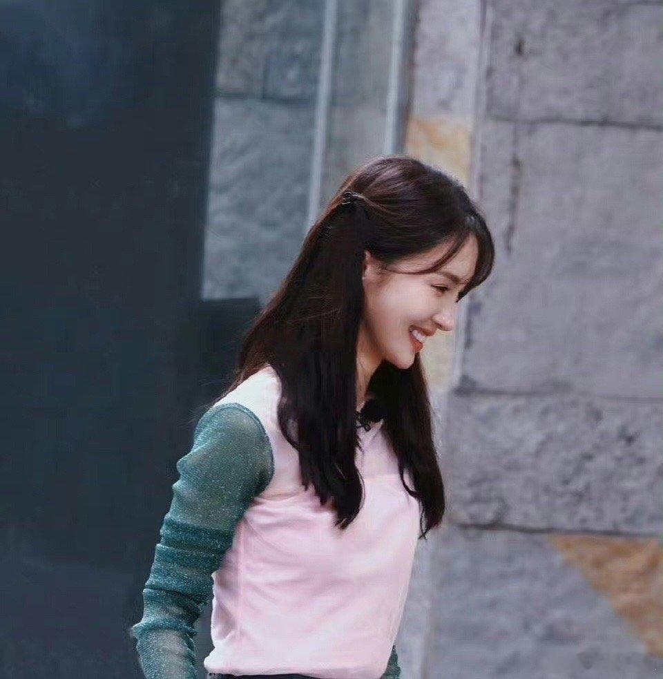 #金晨青环妆造#金晨青环的妆造来喽，有颜值有身材，真的是穿什么都好看呀。[心] 