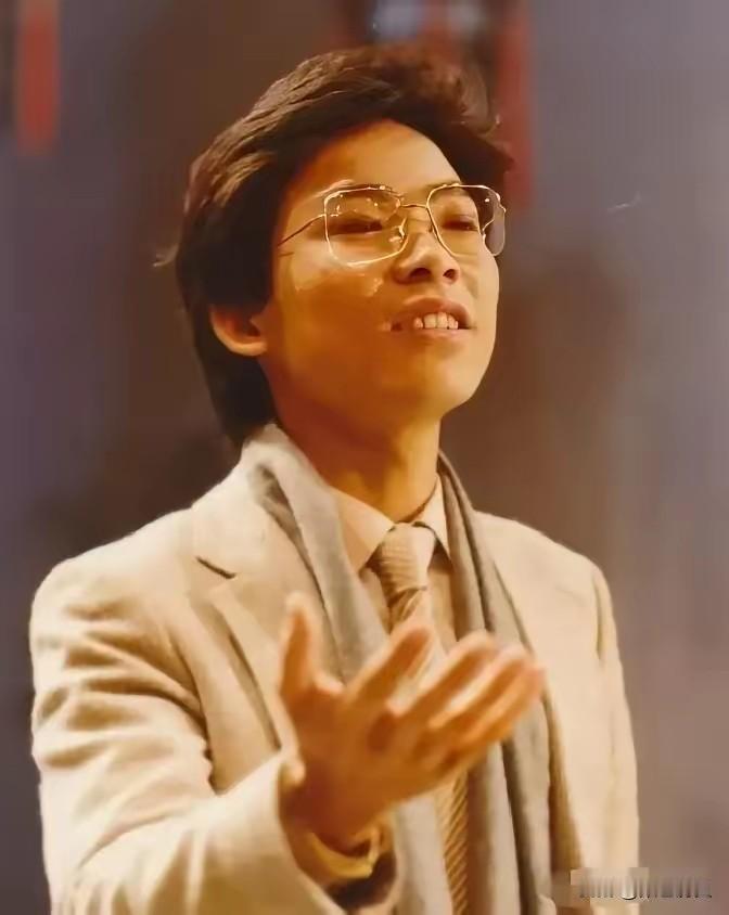1982年，张明敏唱完 《我的中国心》后，被香港乐坛除名，正当他心灰意冷准备回电