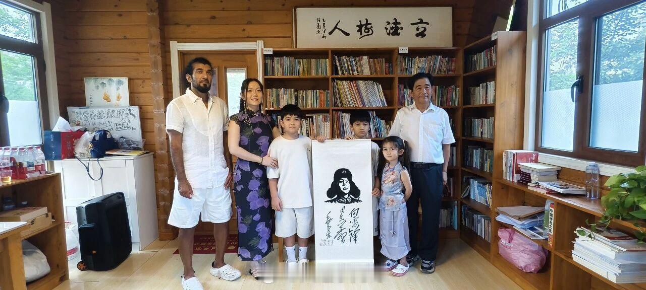 【阿联酋一家人游览慈善文化园  】  7月26日下午，一场温情满满的雷锋精神传承