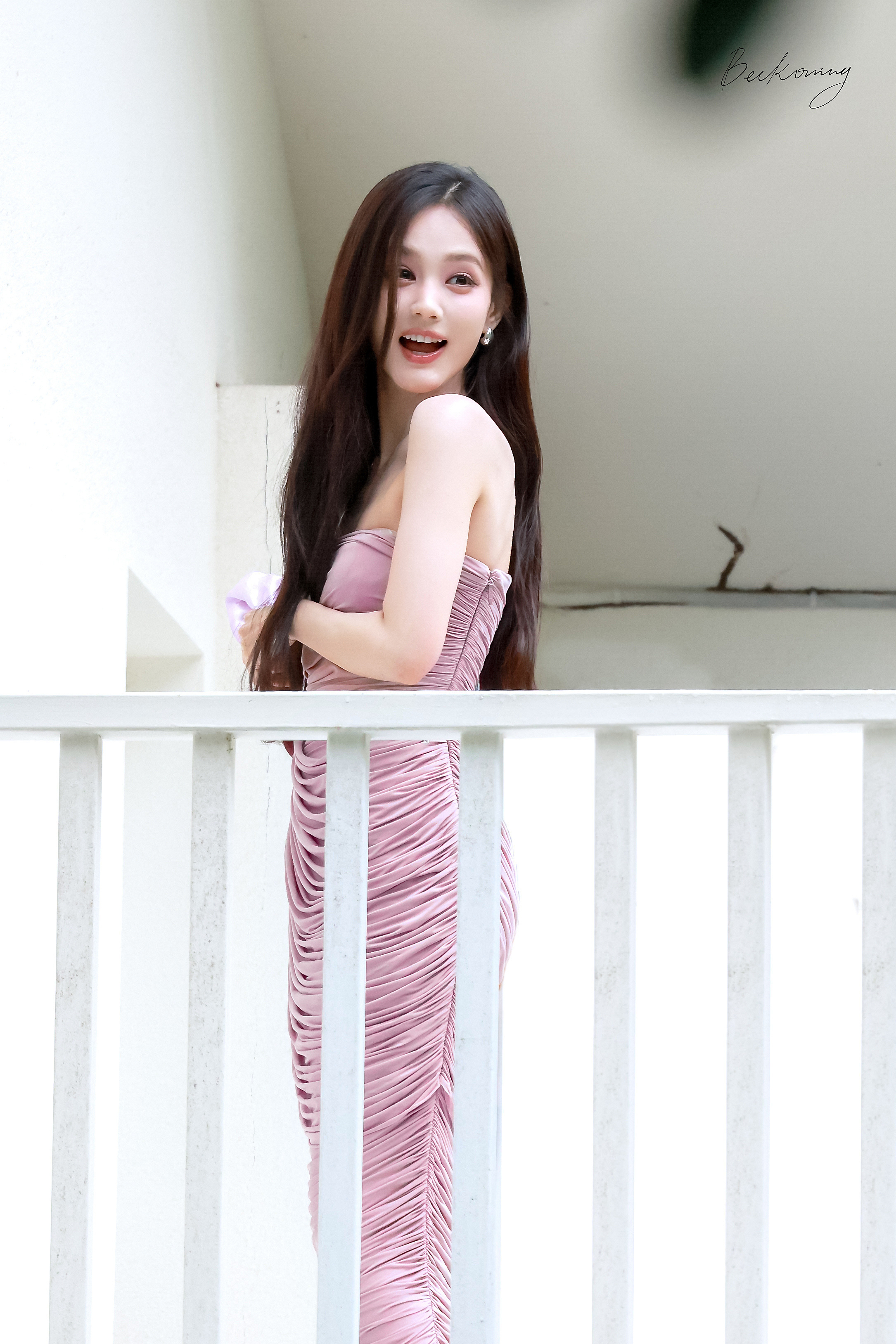李一桐 . 裸粉褶皱吊带裙，柔和又自带女人味🎀李一桐腰臀比
